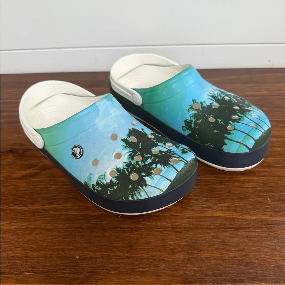 Crocs Classic Tropical Palm Tree Clogs Unisex M8 / W10 Blue Beach Summer Slip On - Picture 1 of 10